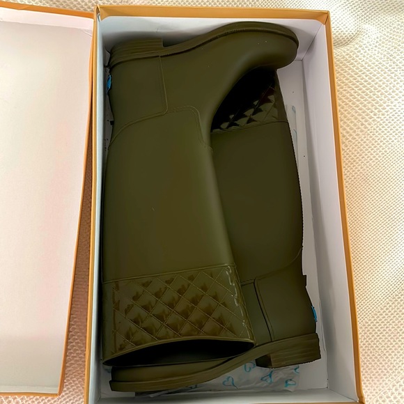 Olive green rain boots. Size 9. Worn twice. - Picture 1 of 4